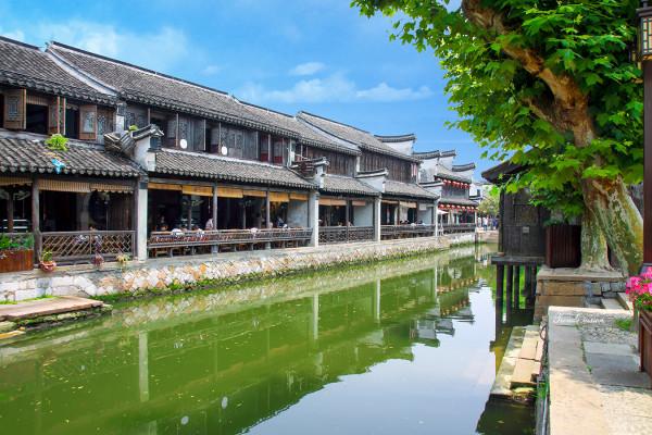 车辆没油迫停山东高速 工作人员热情相助“温暖回家路”