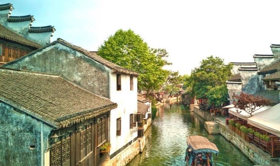 如果一个人从你身旁晃过去，但是不看你，当他反回时，他却远离你了，什么意思，游戏画面